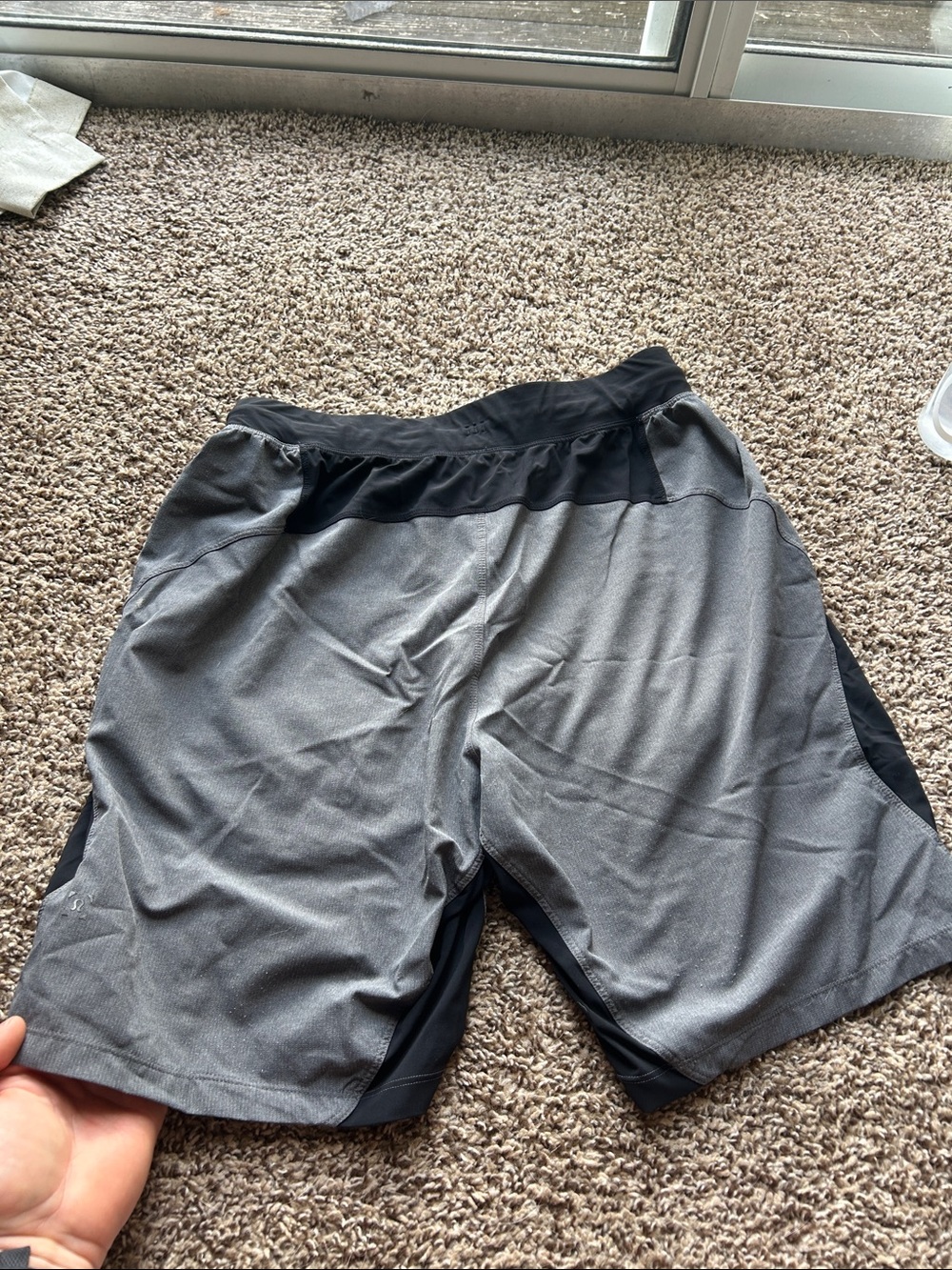 lululemon athletica Men's Gray and Black Athletic Shorts - sz L - 8.5" inseam
